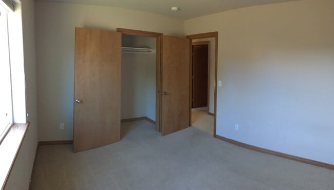 Building Photo - Spacious 3 Bed / 2 Bath - First Month's Rent Half-Off