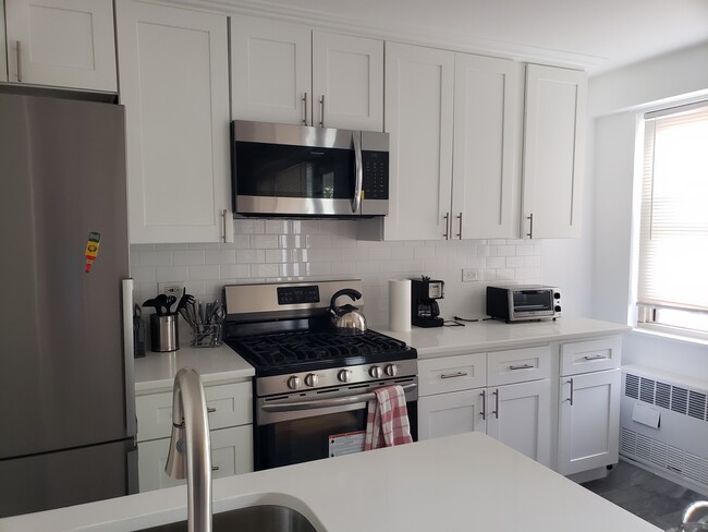 Primary Photo - 380 Cozine Ave