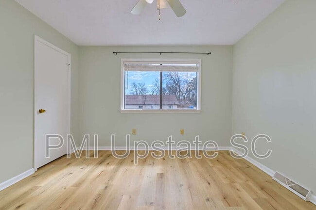 Building Photo - 100 Buttercup Way