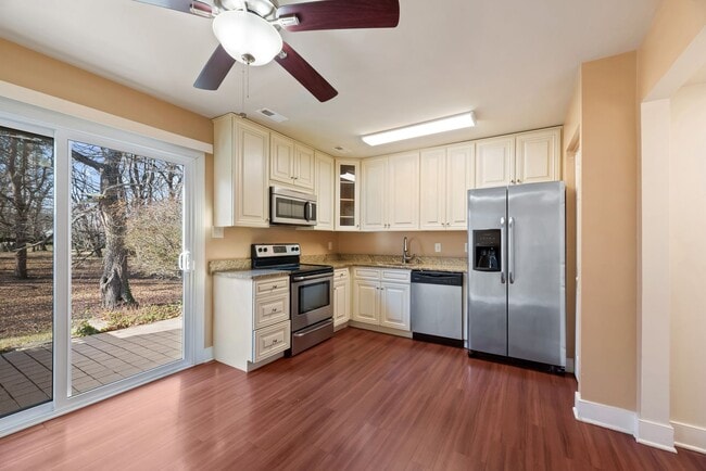 Building Photo - 2 bed Townhome in Annapolis in Hilltop Village