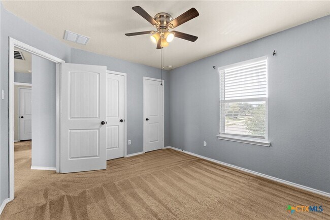 Building Photo - 1053 Sagebrush Dr