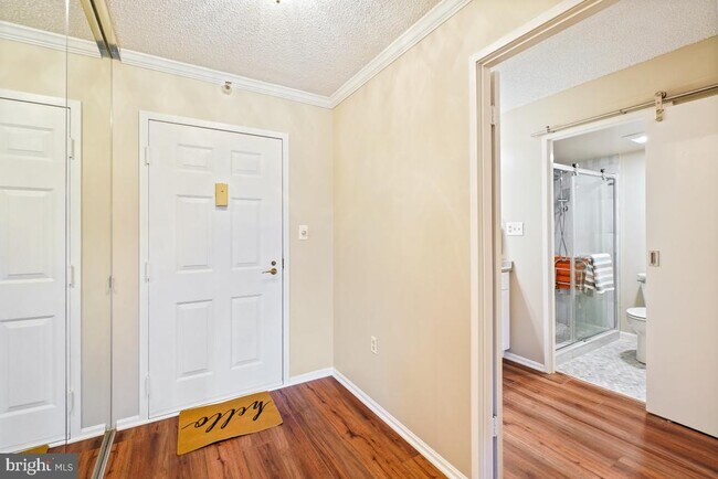 Building Photo - 15101 Interlachen Dr