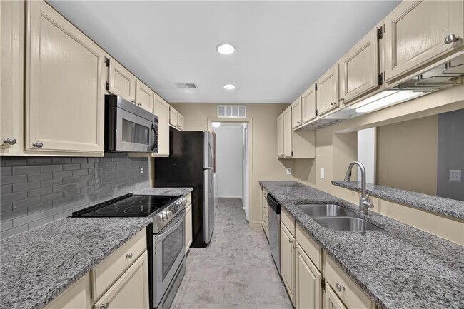 Building Photo - 123 Warm Springs Cir