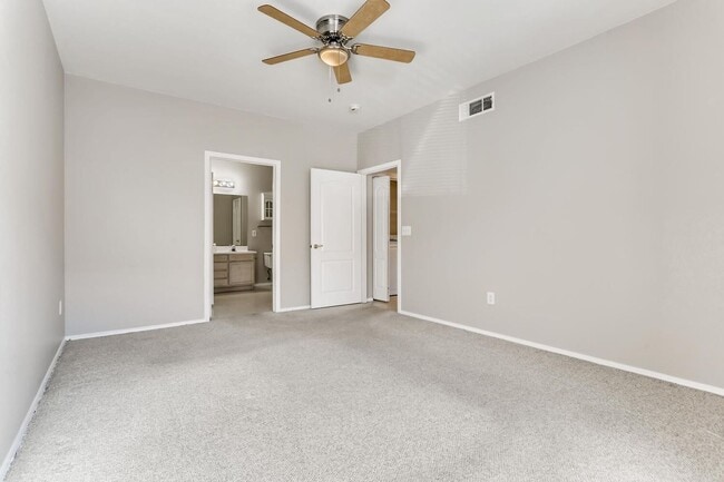 Building Photo - Northwest 1st Floor Condo in a Gated Community