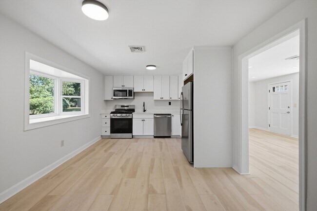 Building Photo - 154 Maple St