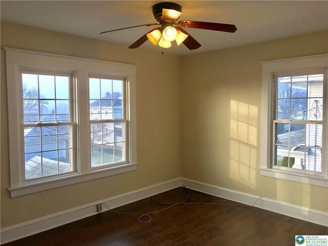 Building Photo - 425 Bank St