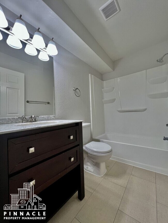 Building Photo - 2 Bed 2 Bath Torrance Apartment For Rent