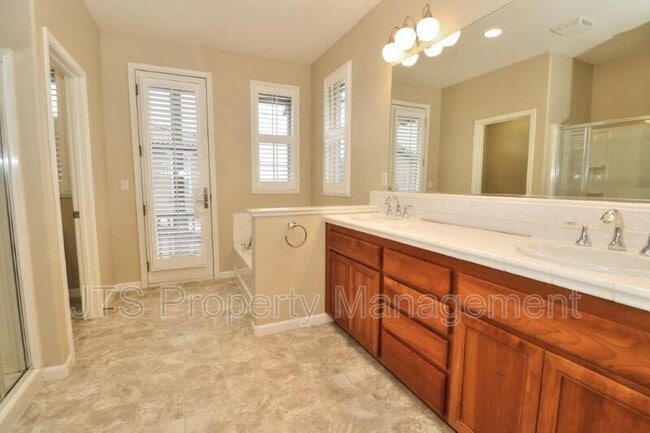 Building Photo - 217 Barnhill Dr