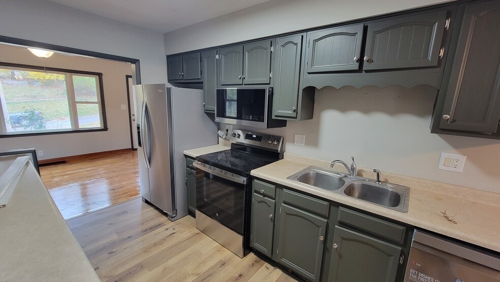 Building Photo - 9 Hillside Ave