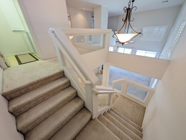 Building Photo - 10900 Royal Highlands St