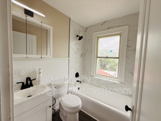 Building Photo - 16105 Walden Ave