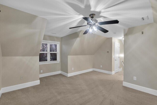 Building Photo - Great location between Wilmington and Jack...