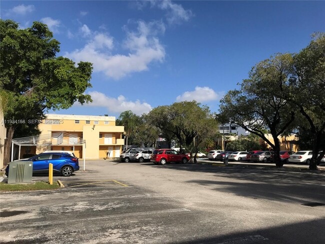 Building Photo - 9355 Fontainebleau Blvd