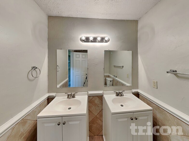 Building Photo - 623 Lockhart Ct NE