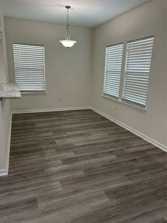 Building Photo - 10906 Southview St