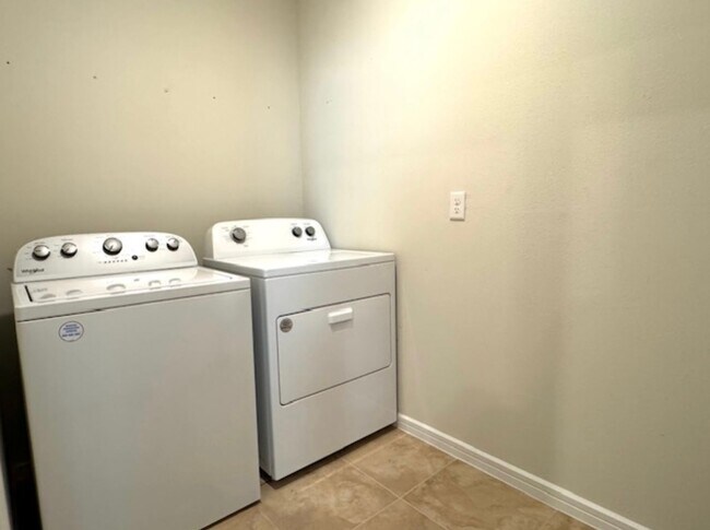 Building Photo - Isles of Lake Nona!! 3 Bedroom 2.5 Bathroom Townhome