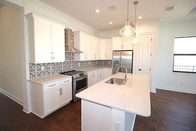 Building Photo - Coastal Living in Marina del Palma?!