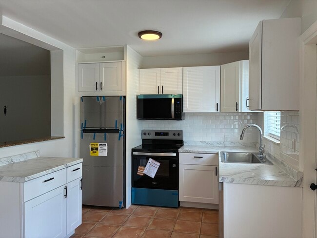 Building Photo - 130 S Lakeside Dr