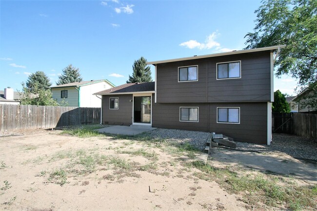 Building Photo - Beautiful 3 Bedroom Tri Level Home Availab...