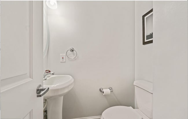 Building Photo - 4 bed 3.5 bath. Parking! Pets Welcome!