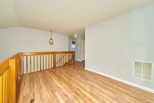 Building Photo - Sweet 3 Bedroom 2.5 Bath in Popular Maple Grove Estates