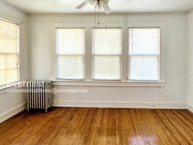 Building Photo - 904 3rd St W