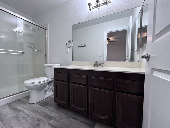 Building Photo - Three Bedroom Two Bathroom Home in Rosemont