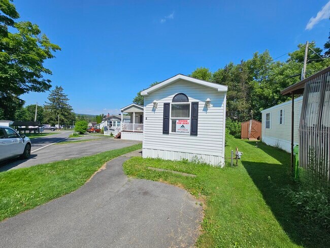 Building Photo - 6 Pine Cir