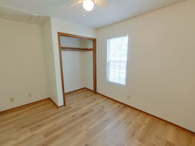 Building Photo - 611 S Mt Carmel St