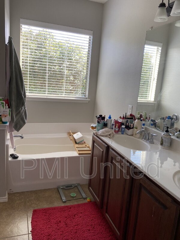 Building Photo - 15620 Gatehouse Dr