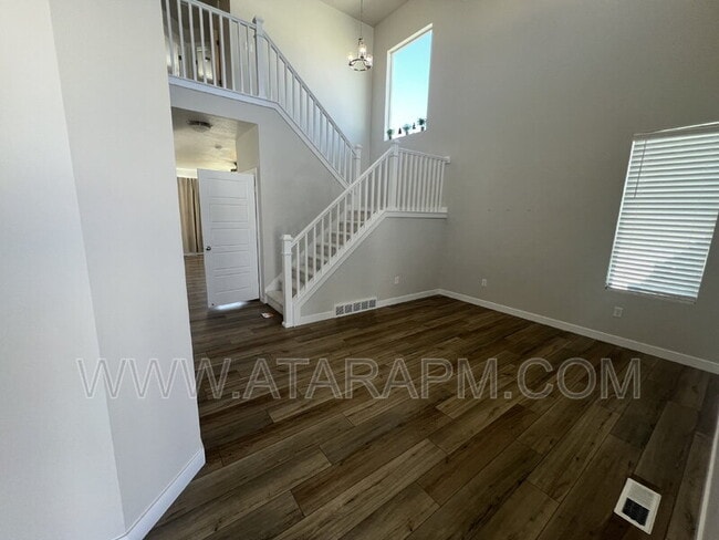 Building Photo - 1754 Oakwood Ln
