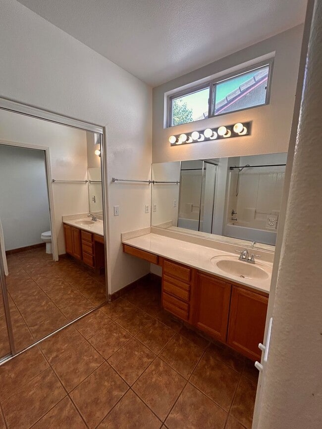 Building Photo - Beautiful home for rent in Visalia!
