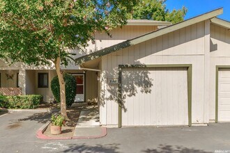 Building Photo - Stonegate Condo in fabulous West Davis location!