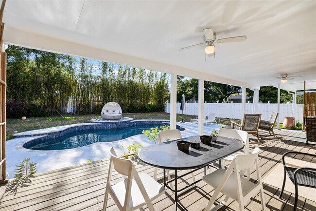 Building Photo - 304 N Matanzas Ave