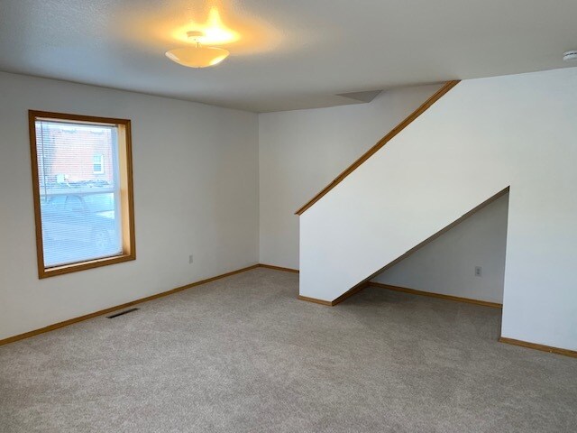 View 2 Livingroom - 414 W Babcock St, Unit 1