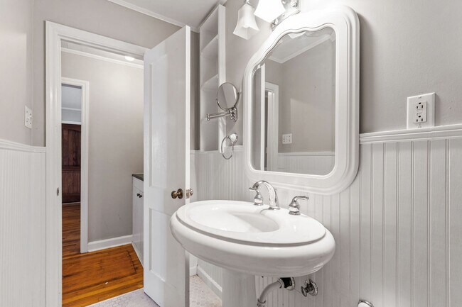 Building Photo - Charming Updated Bungalow in Raleigh’s Mordecai District!