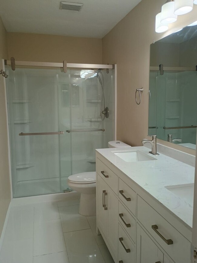 Building Photo - Upgraded 2/2 condo near UCF
