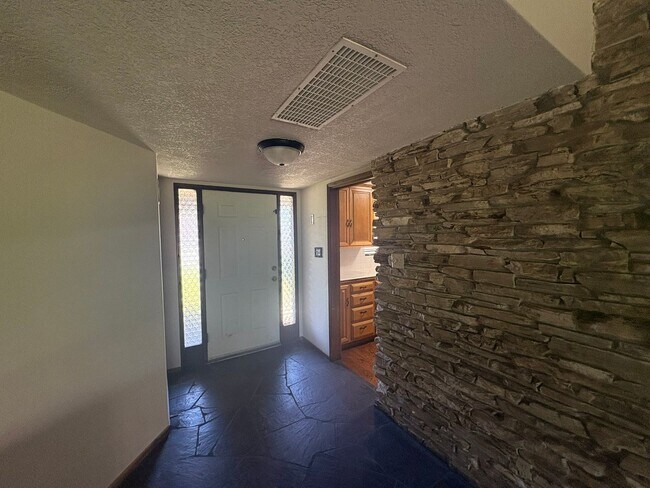 Building Photo - IMMEDIATE MOVE IN! Charming Vintage Sacramento 3 Bed / 1.5 Bath Home with Large Private Yard