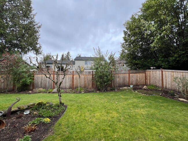 Building Photo - Gorgeous 3 Bedroom 2 Bath Home in Desirable Fairwood, Renton