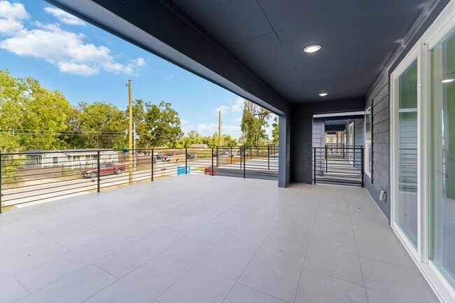 Building Photo - Stunning Duplex with Garage & Modern Finishes