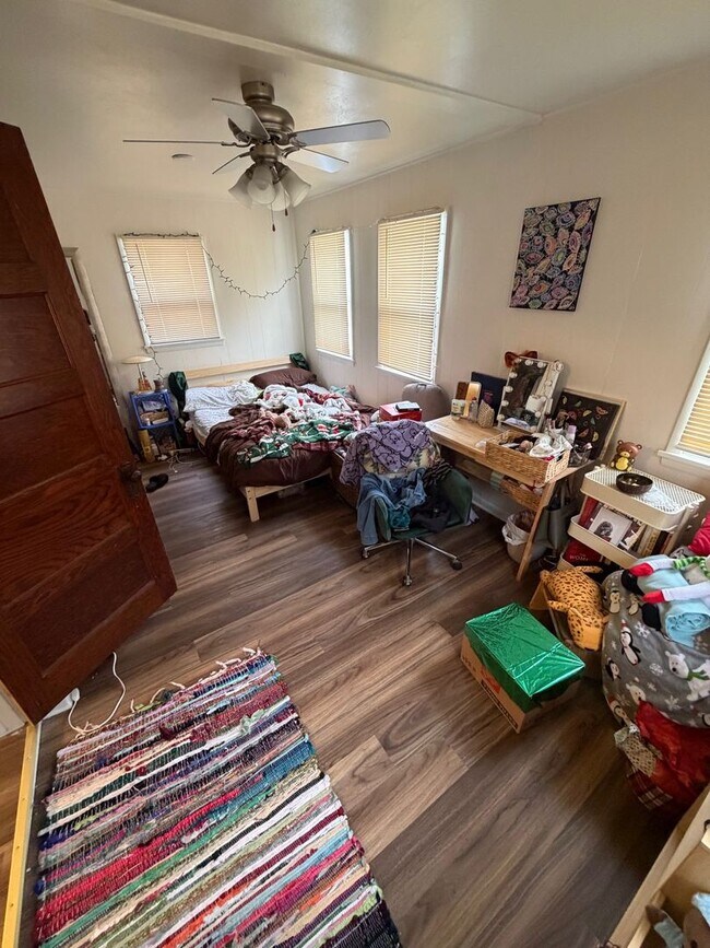 Building Photo - 645