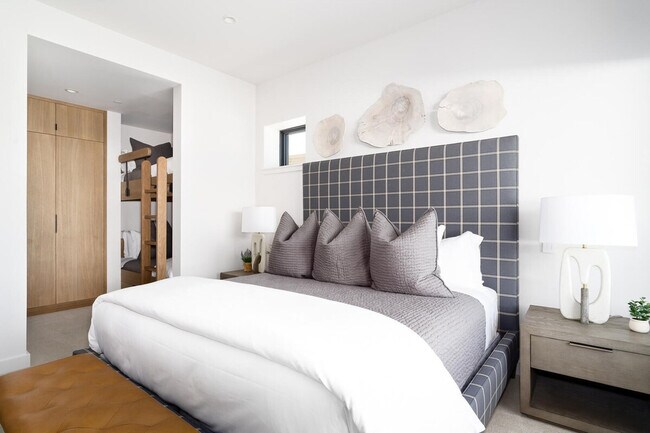 Building Photo - 10 Tree Line Ln