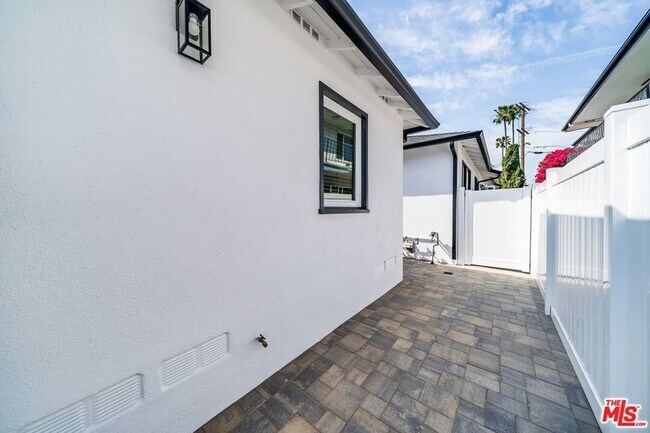 Building Photo - 1258 Mariposa St