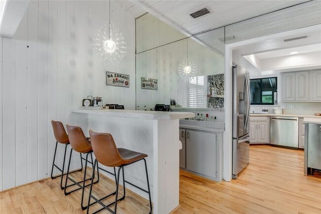 Building Photo - 315 Sweet Bay Ave