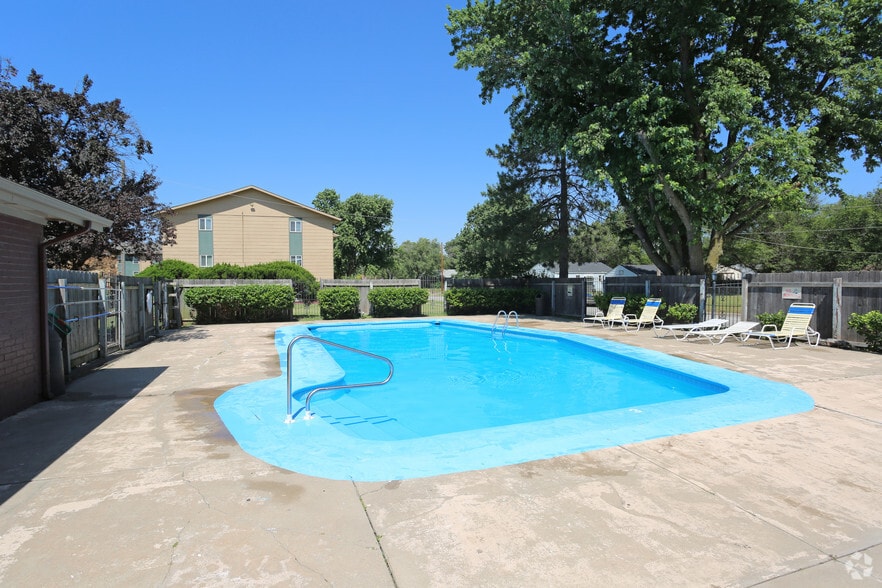 Primary Photo - Eagle Trace Apartments