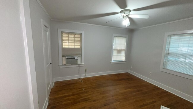 Building Photo - 807 Riverview Dr