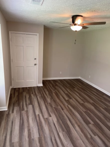 Building Photo - 9245 Colony Dr NW