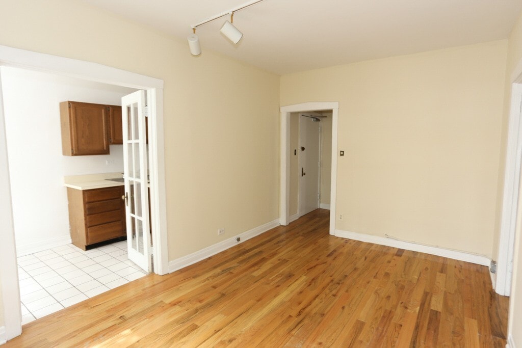 Building Photo - 516 W Melrose St