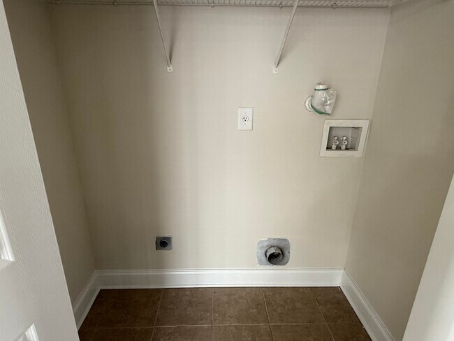 Building Photo - 2803 Hilton Dr