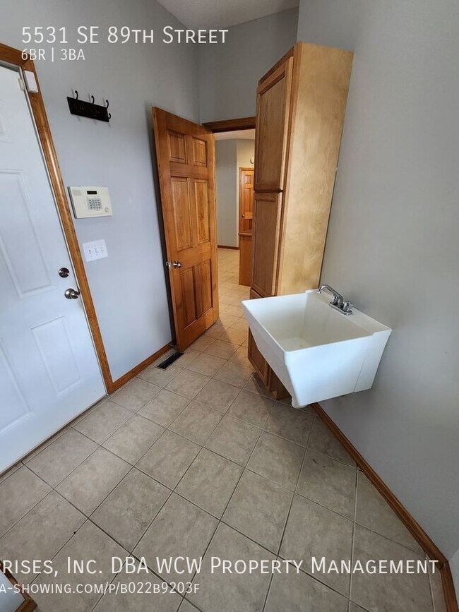 Building Photo - 5531 SE 89th St